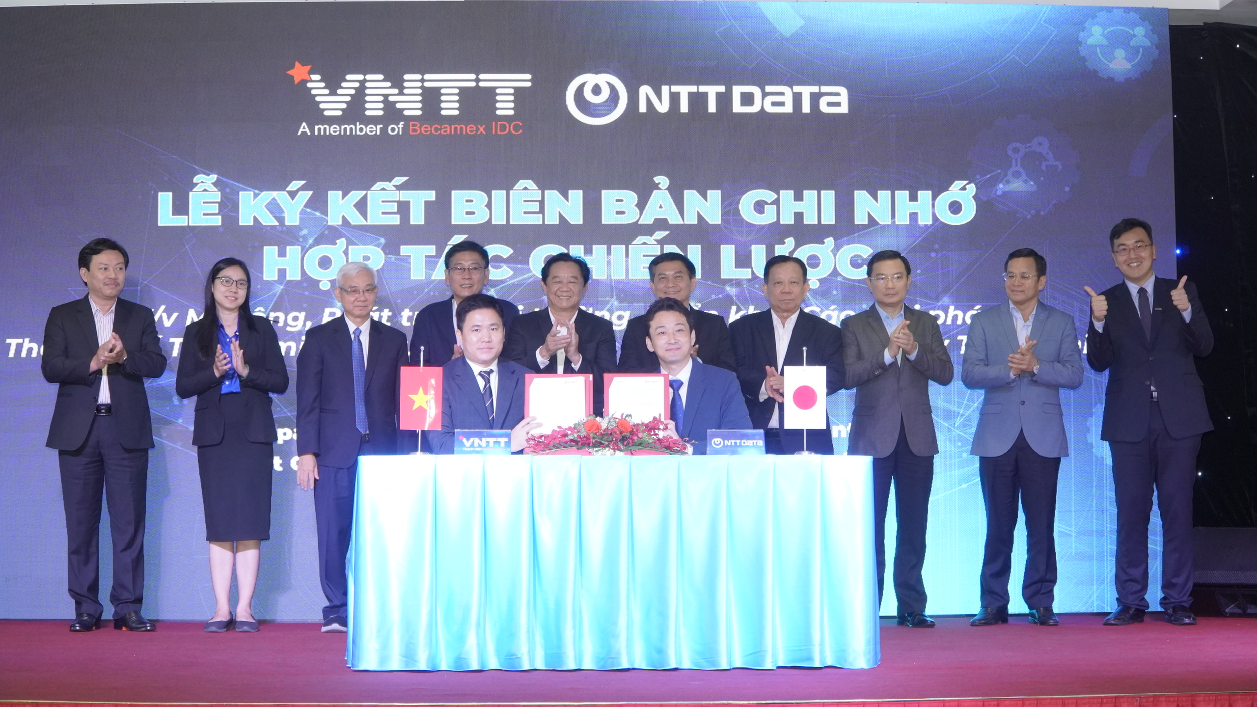 Đại diện Công ty VNTT và NTT DATA ký kết biên bản ghi nhớ hợp tác chiến lược phát triển trong thời gian tới.